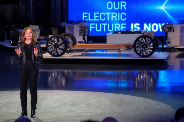 ▲메리 바라 GM 회장 겸 CEO가 지난해 3월 차세대 전기차 플랫폼을 소개하고 글로벌 전기차 시장을 리드할 미래 전략을 발표하고 있다.  (사진제공=한국지엠)