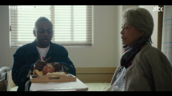 ▲크리스 라이언, 이태원클라쓰 할머니와 가족(사진=JTBC '이태원 클라쓰' 방송화면 캡처)