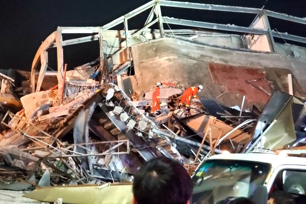 ▲중국 푸젠성 취안저우시에서 구조대원들이 붕괴된 호텔 현장에서 구조 작업을 벌이고 있다. 취안저우/로이터연합뉴스
