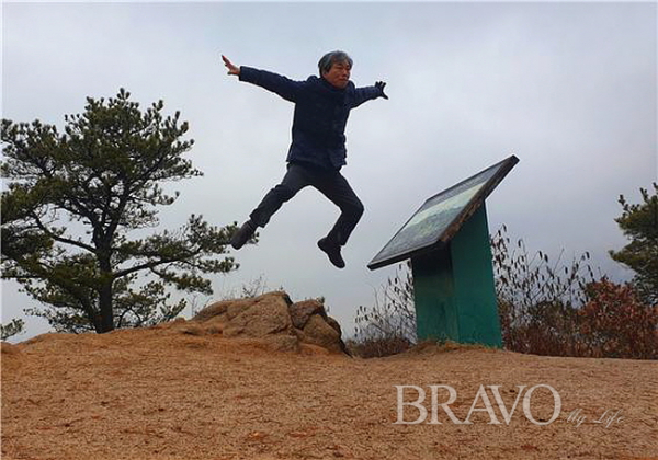 ▲북한산 산행 중에 셀카로 촬영한 하늘을 나는 듯한 모습(사진 변용도 동년기자)