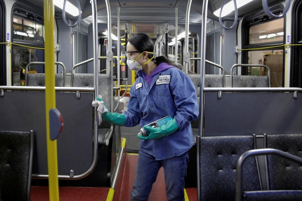 ▲2일(현지시간) 미국 워싱턴주에서 한 직원이 소독제로 버스를 닦고 있다. 워싱턴/로이터연합뉴스
