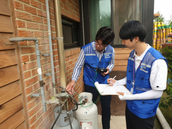 ▲한국가스안전공사 액화석유(LP)가스 안전지킴이들이 가스시설을 점검하고 있다. (사진제공=한국가스안전공사)