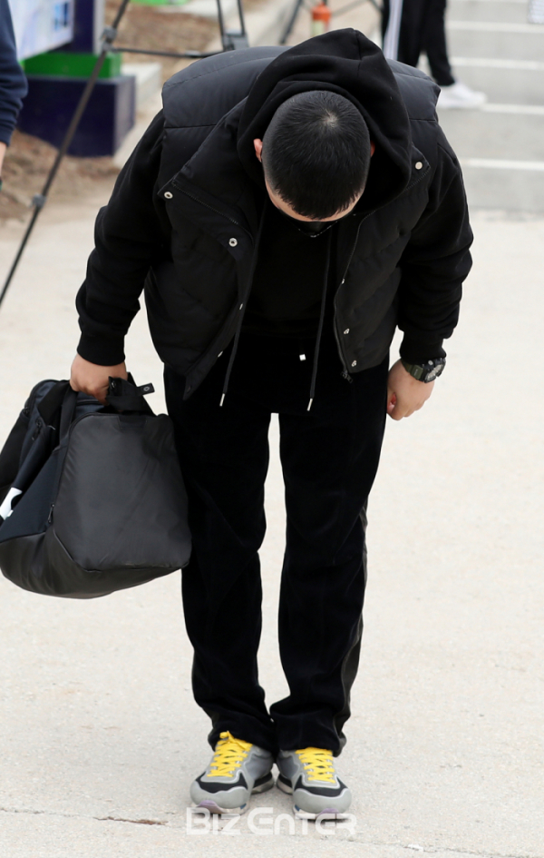 ▲빅뱅 전 멤버 승리가 취재진을 향해 90도로 인사했다.(비즈엔터DB)