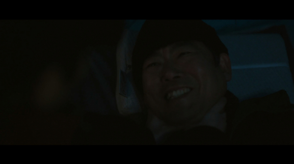 ▲귀불 옆에서 잠든 성동일(진종현 역)을 찾아가 그의 목을 조른 정지소(백소진 역)(사진=tvN '방법' 방송화면 캡처)