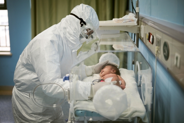 ▲중국 우한아동병원에서 6일(현지시간) 한 의료진이 코로나19에 걸린 신생아를 진찰하고 있다. 우한/로이터연합뉴스 
