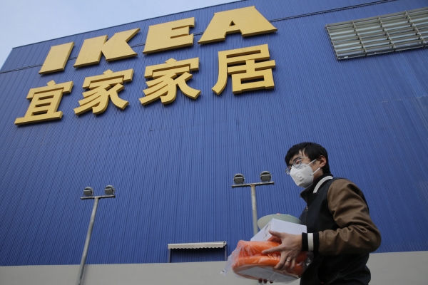 ▲9일(현지시간) 중국 베이징의 이케아 매장 앞에서 한 소비자가 보호 마스크를 쓰고 있다. 베이징/EPA연합뉴스
