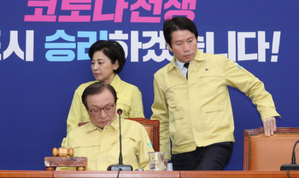 ▲더불어민주당 이해찬 대표와 이인영 원내대표가 11일 오전 서울 여의도 국회에서 열린 최고위원회의에 참석하고 있다. 