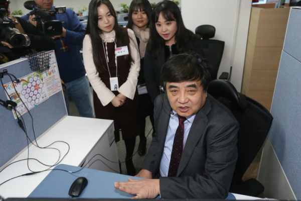 ▲한상혁 방통위원장이 올해 1월 22일 LG유플러스 서울 고객센터를 방문해 고객 상담사를 격려하고, 민원처리 사항을 직접 청취하고 있다. (방송통신위원회 제공)