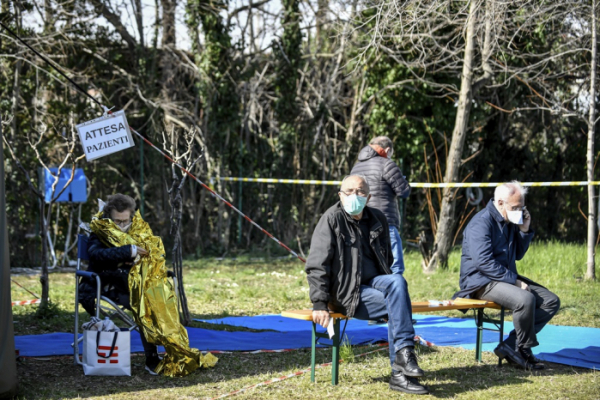 ▲10일(현지시간) 이탈리아 북부 브레시아의 한 병원 밖에 마련된 임시 응급진료소 앞에서 마스크를 쓴 노인들이 순서를 기다리고 있다. (AP/뉴시스)