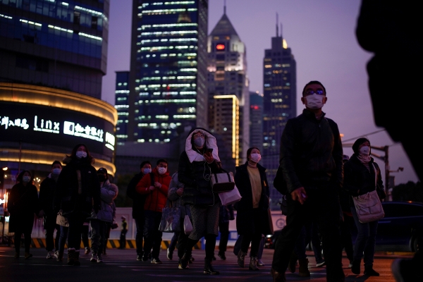 ▲10일(현지시간) 중국 상하이에서 마스크를 쓴 사람들이 거리를 지나가고 있다. 사진은 기사의 특정 내용과 관계 없음. 상하이/로이터연합뉴스
