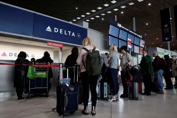 ▲12일(현지시간) 프랑스 파리 샤를 드골 국제공항에 있는 델타항공 티켓팅 데스크에 사람들이 길게 줄을 서 있다. 파리/로이터연합뉴스

프랑스가 2020년 3월 12일 코로나바이러스(COVID-19)의 발병을 앓고 있는 가운데 미국이 유럽 여행을 금지하자 사람들이 로이시 파리 샤를 드골 공항 제2E터미널 내 델타항공 티켓팅 데스크에 줄을 서 있다
