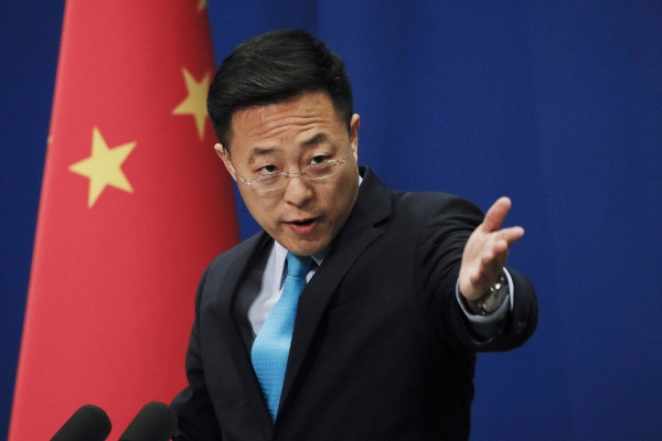 ▲중국 외교부의 자오리젠 대변인이 2월 24일(현지시간) 베이징에서 언론 브리핑을 하고 있다. 그는 13일 트위터로 미군이 우한에 바이러스를 퍼뜨렸을 수 있다는 주장을 펼쳐 논란을 촉발했다. 베이징/AP뉴시스
