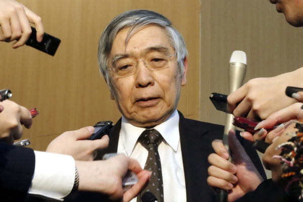 ▲구로다 하루히코 일본은행(BOJ) 총재가 12일 도쿄에서 아베 신조 총리와 회담하고 나서 기자회견을 하고 있다. 도쿄/AP뉴시스
