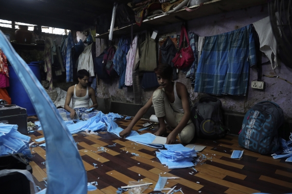 ▲인도 뭄바이의 한 공장에서 17일(현지시간) 근로자들이 코로나19에 대응하기 위한 마스크를 만들고 있다. 뭄바이/AP연합뉴스
