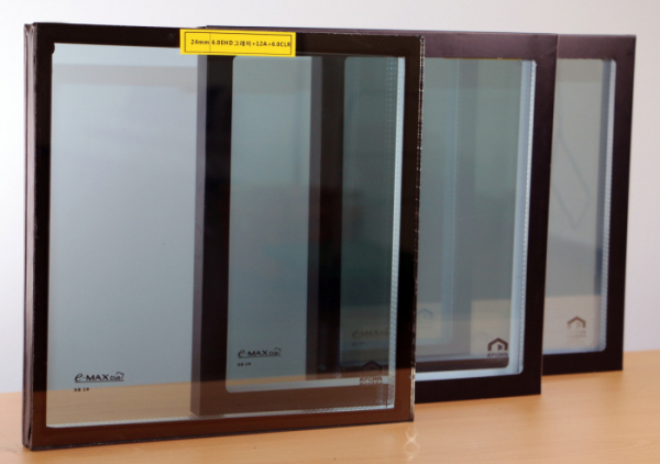 ▲KCC글라스가 출시한 'E-GLASS HD 그레이' 제품 샘플. (사진제공=KCC글라스)