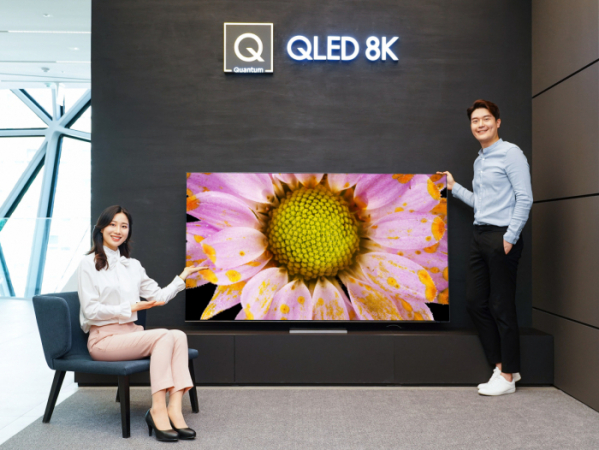 ▲삼성전자 모델이 삼성 프리미엄 스토어 갤러리아 광교점에서 2020년형 QLED 8K TV 85형 QT950S 신제품을 소개하고 있다. (사진제공=삼성전자)