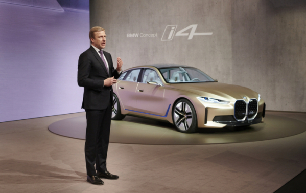 ▲올리버 집세(Oliver Zipse) BMW 그룹 회장이 BMW i4 콘셉트 앞에서 2019년 실적 및 미래 전략을 발표하고 있다.  (사진제공=BMW)