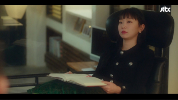 ▲'차라투스트라는 이렇게 말했다'를 읽는 조이서(김다미)(사진=JTBC '이태원 클라쓰' 방송화면 캡처)