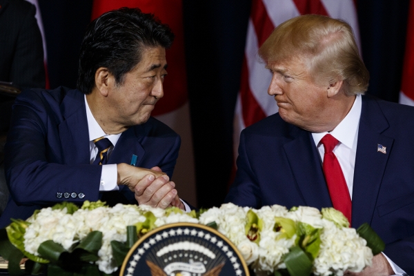 ▲도널드 트럼프(오른쪽) 미국 대통령과 아베 신조 일본 총리가 작년 9월 25일(현지시간) 뉴욕에서 미일 무역협정에 서명하고 나서 악수하고 있다. 뉴욕/AP뉴시스
