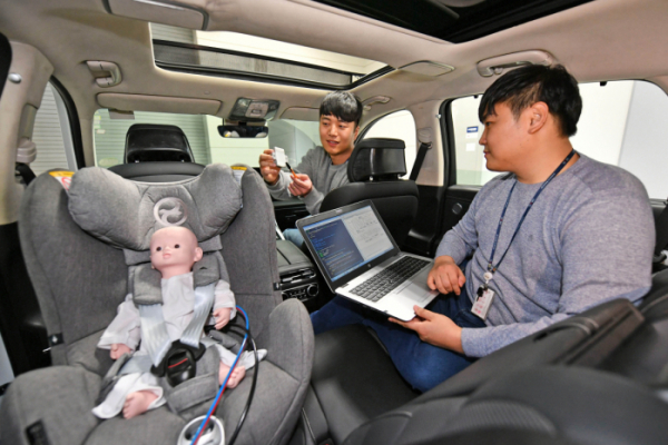 ▲현대모비스 용인 기술연구소에서 연구원들이 탑승객 감지시스템을 시험하고 있다.  (사진제공=현대모비스)