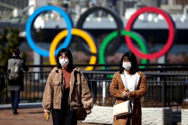 ▲마스크를 쓴 일본 도쿄 시민들이 2020 올림픽이 열리는 오다이바 해변공원의 오륜 조형물 앞을 지나고 있다. 
 (로이터/연합뉴스)