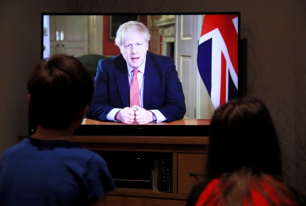▲지난달 23일(현지시간) 영국 허트포드의 한 가정에서 어린이들이 보리스 존슨 총리의 코로나19 관련 기자회견 장면을 TV로 지켜보고 있다.  (사진 제공=허트포드/로이터연합뉴스 )