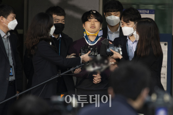 ▲텔레그램 '박사방' 운영자 조주빈이 서울 종로경찰서에서 검찰로 송치되고 있다.