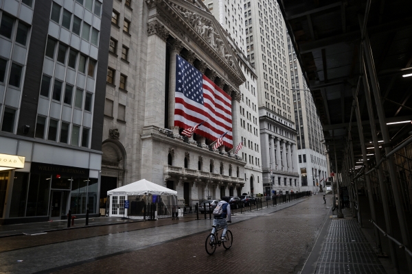 ▲한 남성이 자전거를 탄 채 뉴욕증권거래소(NYSE) 앞을 지나가고 있다. 사진은 기사의 특정 내용과 관계 없음. 뉴욕/로이터연합뉴스
