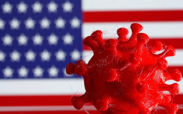 ▲3D 인쇄된 코로나바이러스 모형이 미국 국기 앞에 전시돼 있다. 로이터연합뉴스
