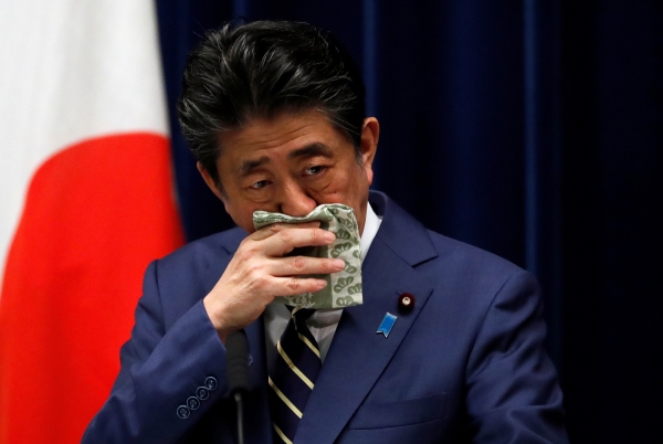 ▲아베 신조 일본 총리가 28일 도쿄 총리관저에서 기자회견을 하는 도중 손수건으로 코를 훔치고 있다. 도쿄/로이터연합뉴스