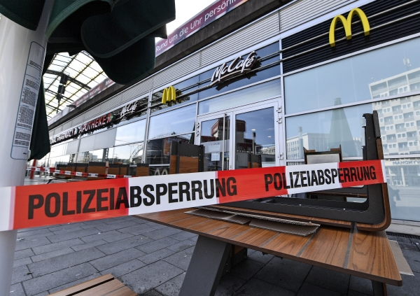 ▲독일 쾰른의 한 맥도날드 매장에 코로나19 감염 억제를 위해 출입금지 테이프가 설치돼 있다. 쾰른/AP뉴시스 
