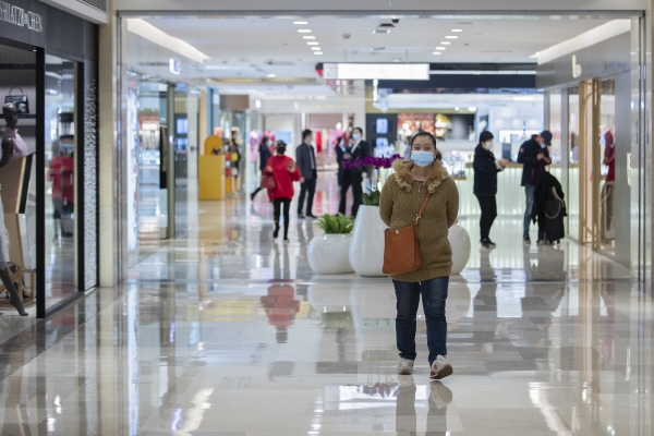 ▲코로나19 진원지인 중국 후베이성 우한에서 30일(현지시간) 쇼핑몰이 문을 다시 연 가운데 사람들이 마스크를 쓰고 쇼핑하고 있다. 우한/AP뉴시스