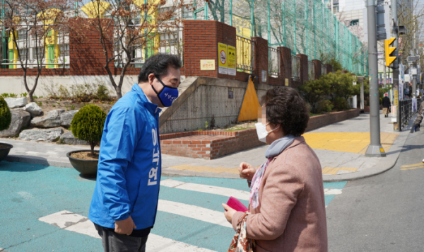 ▲21대 국회의원선거에서 서울 종로구에 출마하는 더불어민주당 이낙연 후보가 31일 종로구 창신동 거리에서 시민과 대화하고 있다.  (사진제공=NY캠프)