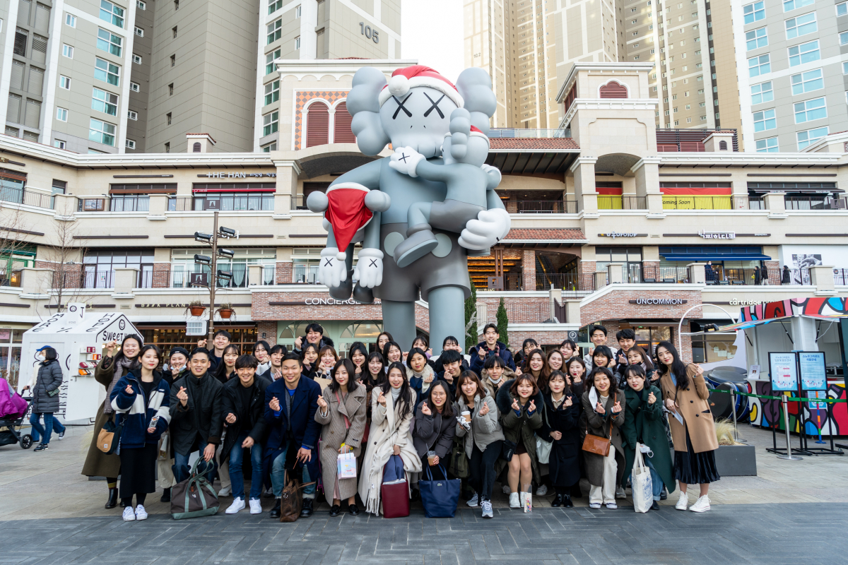 ▲네오밸류는 2월 6일부터 지난달 12일까지 도시 문제에 관심 있는 청년들에게 실무 경험을 제공하기 위한 '프로젝트 인턴십' 프로그램을 진행했다. 사진은 네오밸류 프로젝트 답사 프로그램 참가자들이 기념촬영을 하고 있는 모습. (사진 제공=네오밸류)