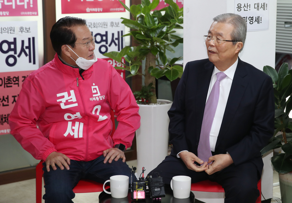 ▲미래통합당 김종인 총괄선거대책위원장(오른쪽)이 1일 오전 서울 용산구에 출마하는 권영세 후보 선거사무실에서 권 후보와 대화하고 있다.  (연합뉴스)