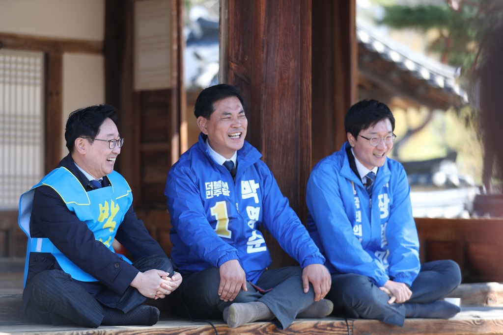 ▲더불어민주당 대전지역 후보들이 29일 오전 대덕구 동춘당 공원에서 페이스북 라이브 방송을 통해 정책 공약을 소개하고 있다. 왼쪽부터 박범계(서구을)·박영순(대덕구)·장철민(동구) 후보. (연합뉴스)