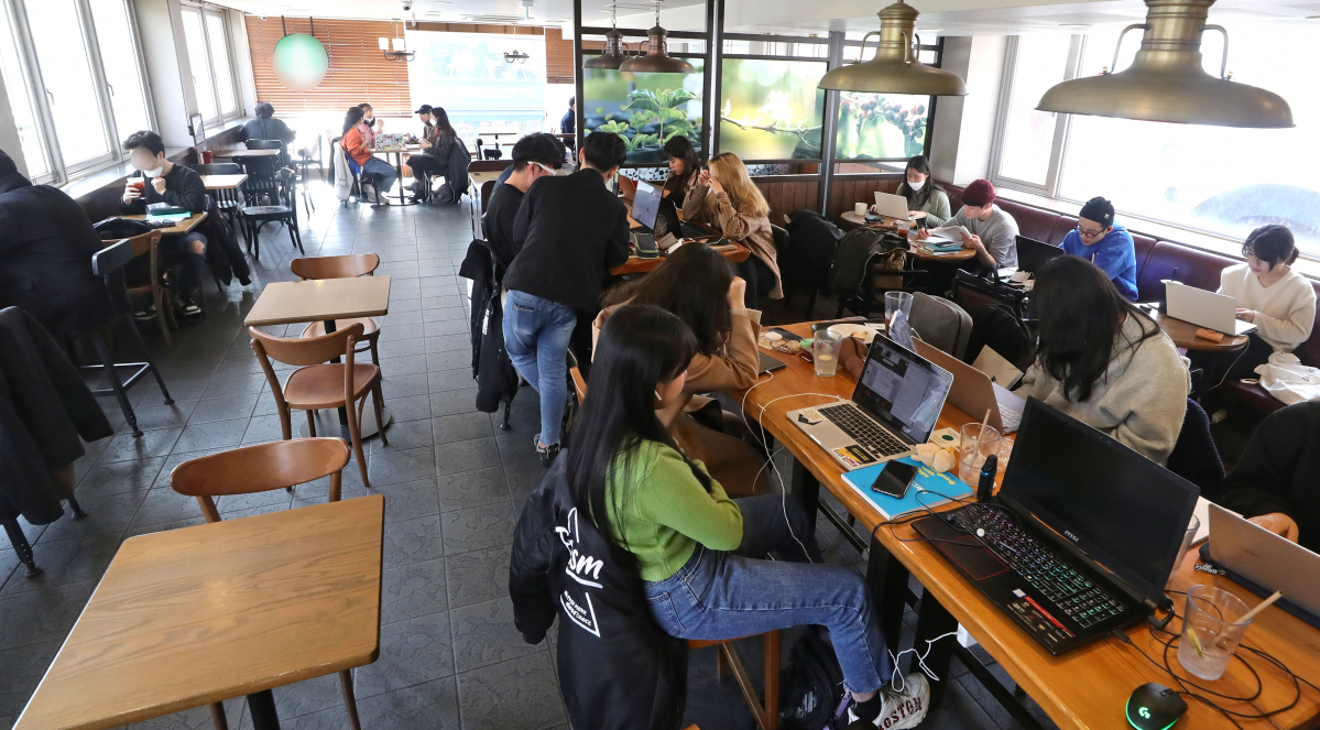 ▲온라인 개강에, 북적이는 대학가 카페 (연합뉴스)