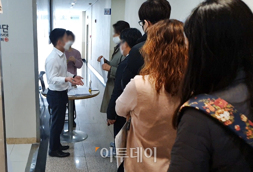 ▲1일 오전 10시께 서울 영등포구 소상공인시장진흥공단 서울서부센터에 대출 신청하러 온 사람이 줄을 서 있다. (홍인석 기자 mystic@)