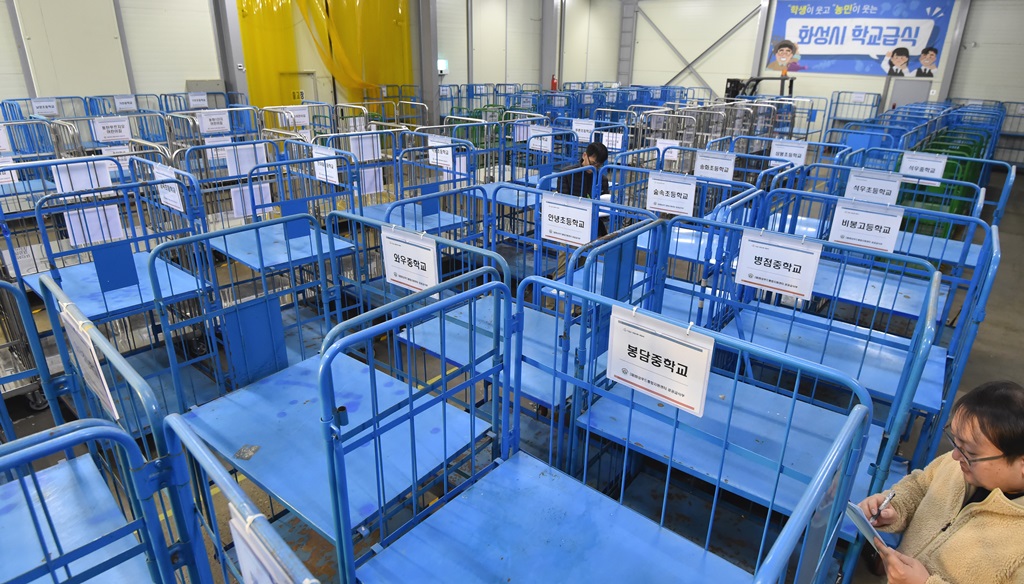 ▲신종 코로나바이러스 감염증(코로나19) 확산으로 개학이 추가 연기되면서 급식도 전면 중단됐다. 각급학교의 급식용으로 공급할 운반용 카트가 텅텅 비어 있다.  (뉴시스)