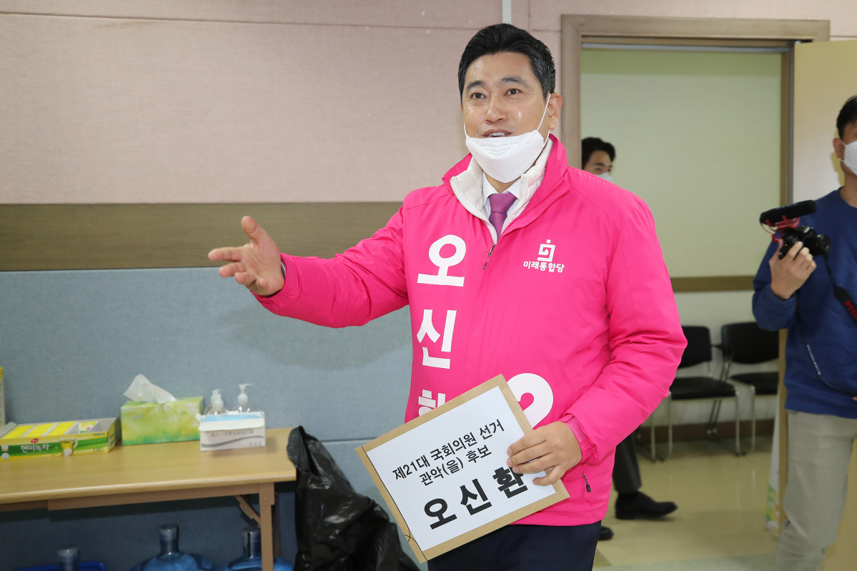 ▲서울 관악을에 출마한 미래통합당 오신환 후보가 26일 오전 서울 관악구선거관리위원회에서 제21대 국회의원을 뽑는 4·15 총선 후보자 등록 서류를 제출하기 위해 입장하고 있다. (연합뉴스)