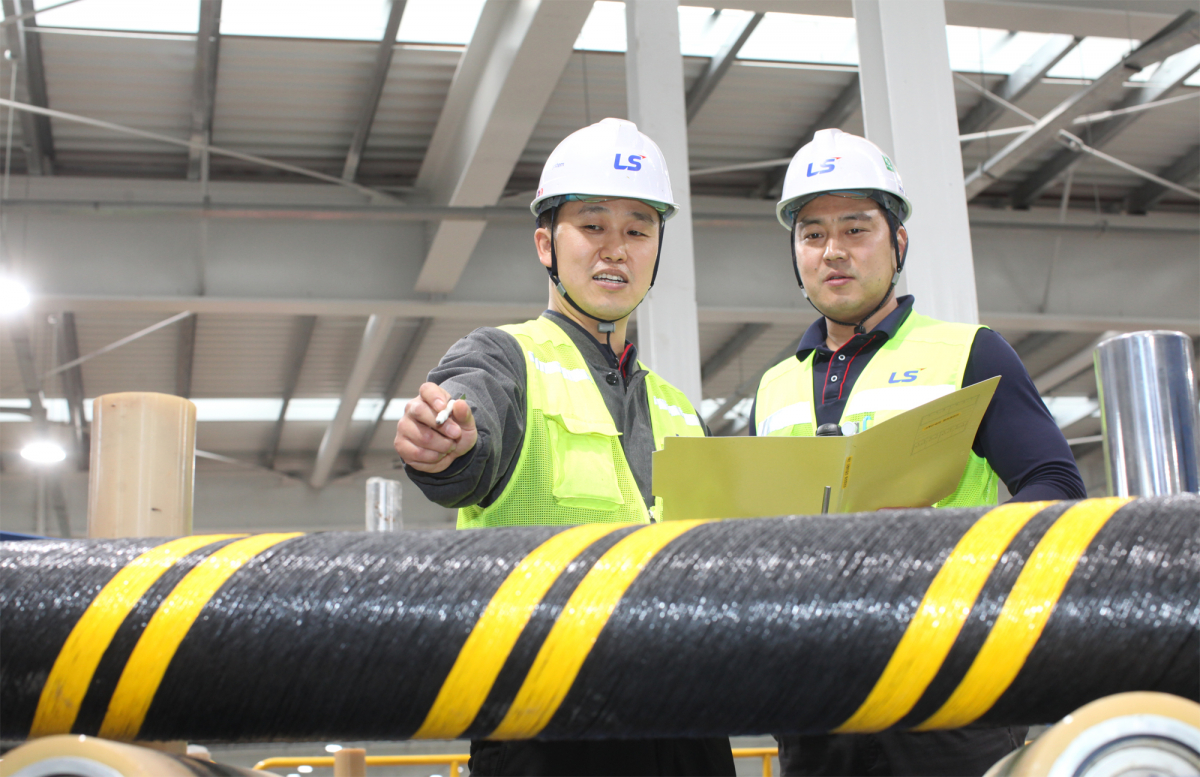 ▲LS전선 직원들이 생산 중인 해저 케이블을 점검하고 있다. (사진제공=LS전선)