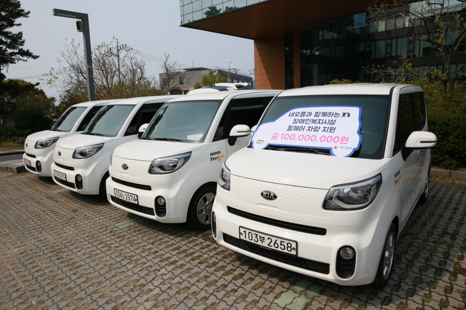 ▲네오플이 제주 사회복지공동모금회 장애인 복지시설에 차량을 전달했다.  (사진제공=네오플)