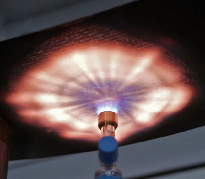 ▲랑세스 테펙스는 난연성의 연속섬유 함량은 매우 높고 가연성의 플라스틱 비율은 낮은 덕분에 난연 첨가제 적용 없이도 뛰어난 난연 성능을 발휘한다. (사진제공=랑세스)