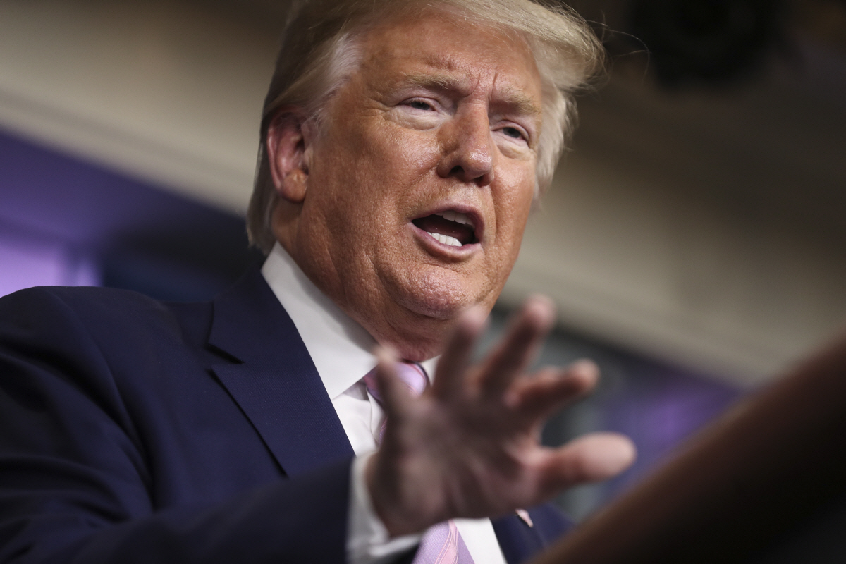 ▲도널드 트럼프 미국 대통령이 1일(현지시간) 백악관에서 코로나19 일일 언론 브리핑을 하고 있다. 워싱턴D.C./EPA연합뉴스 