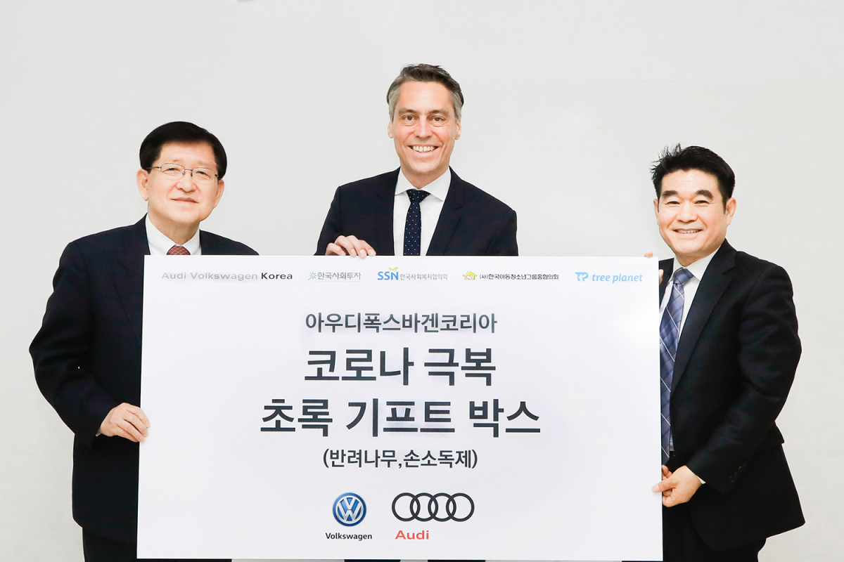 ▲사진 왼쪽부터 서상목 한국사회복지협의회장, 르네 코네베아그 아우디폭스바겐코리아 그룹 사장, 방영탁 한국아동청소년그룹홈협의회장이 한국사회복지협의회에서 <코로나 극복 초록 기프트박스> 전달식을 가졌다.  (사진제공=아우디폭스바겐코리아)