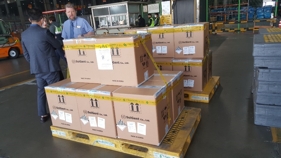 ▲2일 폴란드에 긴급 수송될 솔젠트의 진단키트가 선적되고 있다. (EDGC)