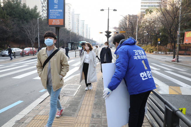 ▲더불어민주당 경기 고양을 한준호 후보가 2일 행신초등학교 앞에서 출근길 시민을 상대로 인사를 하고 있다.  (사진=한준호 후보 홈페이지)