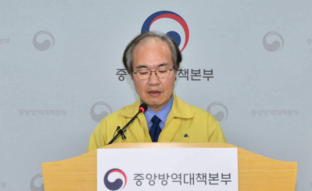 ▲권준욱 질병관리본부 중앙방역대책본부 부본부장(국립보건연구원장)이 지난달 24일 충북 청주시 오송읍 질병관리본부에서 신종 코로나바이러스 감염증(코로나19) 발생 현황을 브리핑하고 있다. (사진제공=질병관리본부) (사진제공=질병관리본부)