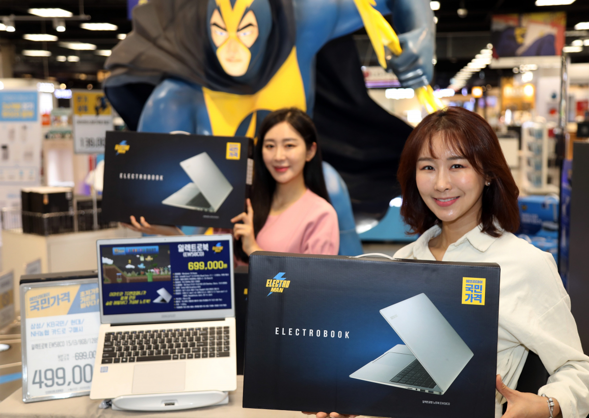 ▲2일 오전 이마트 영등포점 일렉트로마트에서 모델들이 신학기 디지털 가전 할인 행사를 소개하고 있다.  (사진제공= 이마트)