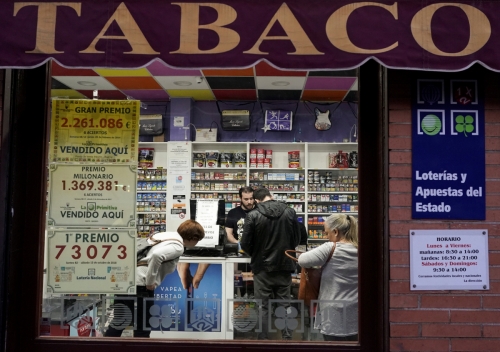 ▲스페인 마드리드에 있는 한 담배 상점에서 사람들이 담배를 구입하고 있다. 마드리드/로이터연합뉴스 